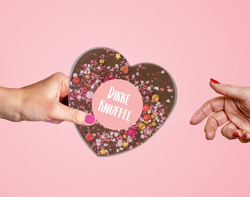 Een chocolade hart met 'dikke knuffel' erop 