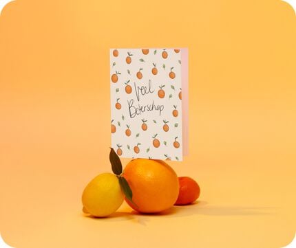 Fruit met daarop een kaart waar op staat: veel beterschap