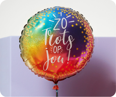 Een ballon met de tekst 'zo trots op jou!'
