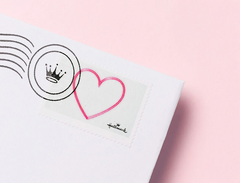 Een envelop met een postzegel van Hallmark