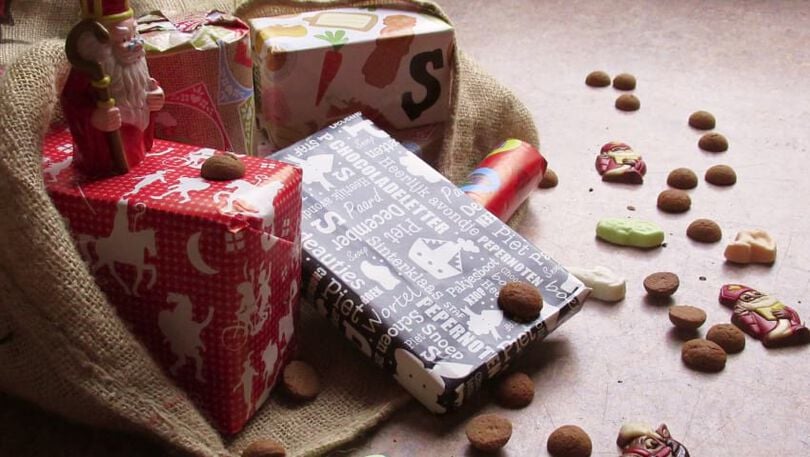Sinterklaas cadeaus, een juten zak en pepernoten