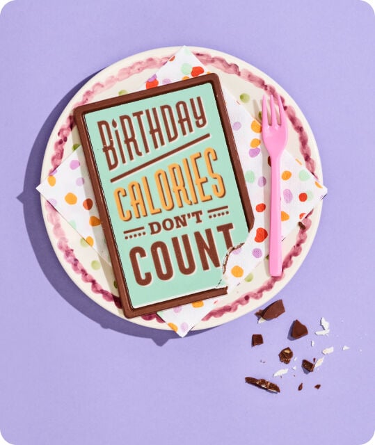 Een chocoladekaart met daarop de tekst: birthday calories don't count