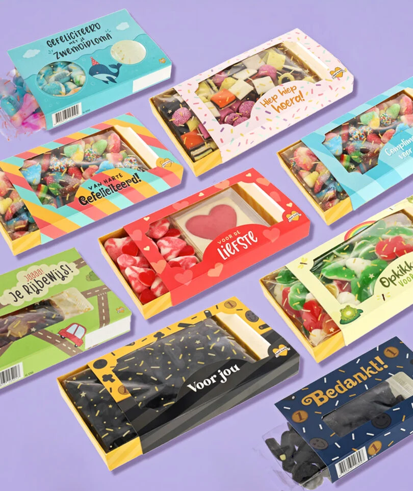 Een glas champagne en fles Mo&euml;t op een gouden pakje