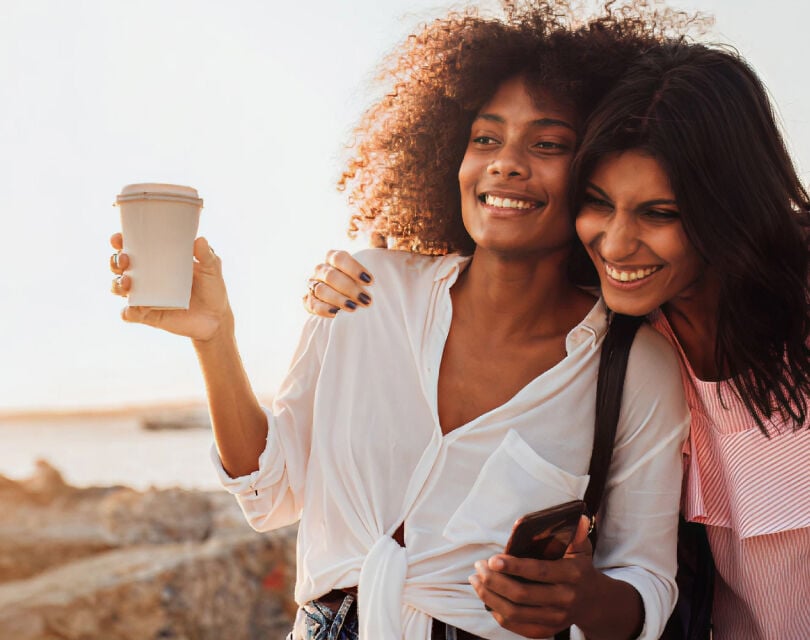 Twee vrouwen die elkaar omhelzen