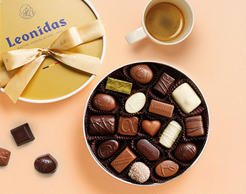 Een doos met Leonidas bonbons en thee 