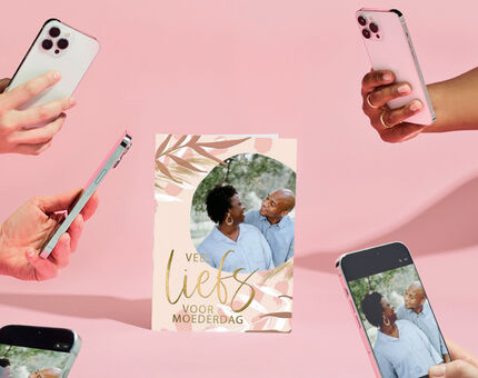 Een fotokaart met daar omheen allemaal telefoons die een foto maken