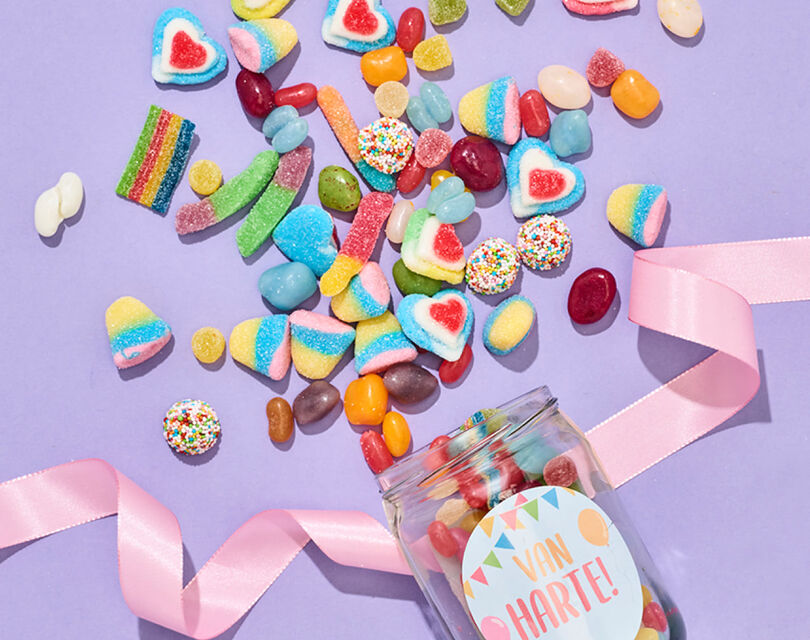Verjaardagsnoepjes in een glazen potje met van harte! op