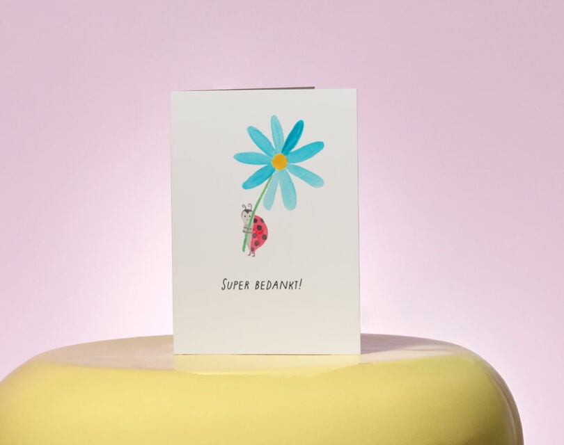 Een plateau waar een kaart op staat met een lieveheersbeestje en een bloemetje waar bij staat "super bedankt".