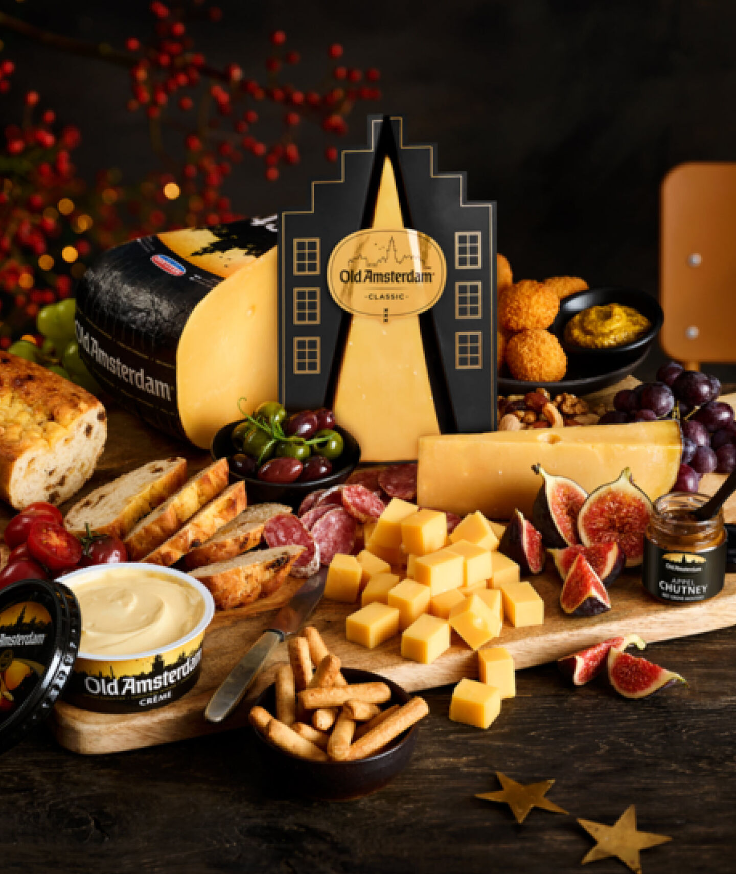 Een borrelplank met Old Amsterdam kaas, vijgen, vlees en brood