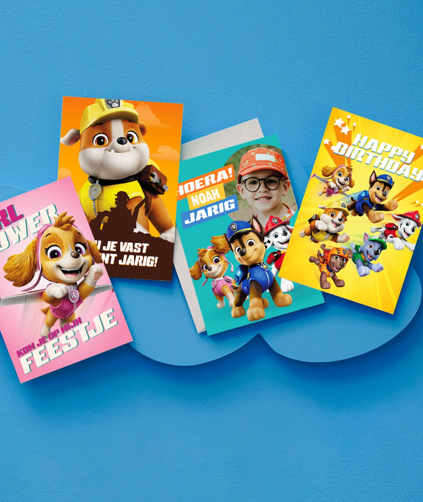 4 paw patrol kaarten tegen een blauwe achtergrond