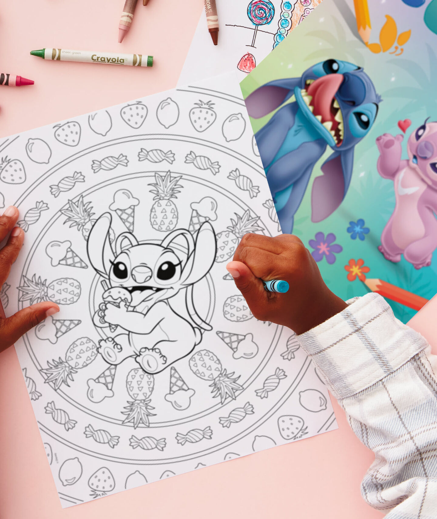 Jongetje die in een kleurboek van stitch aan het tekenen is
