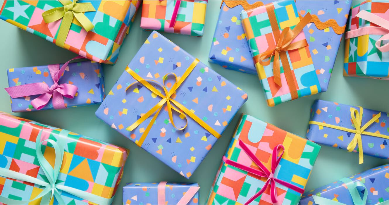 Een simpel cadeau mooi inpakken met leuke versieringen