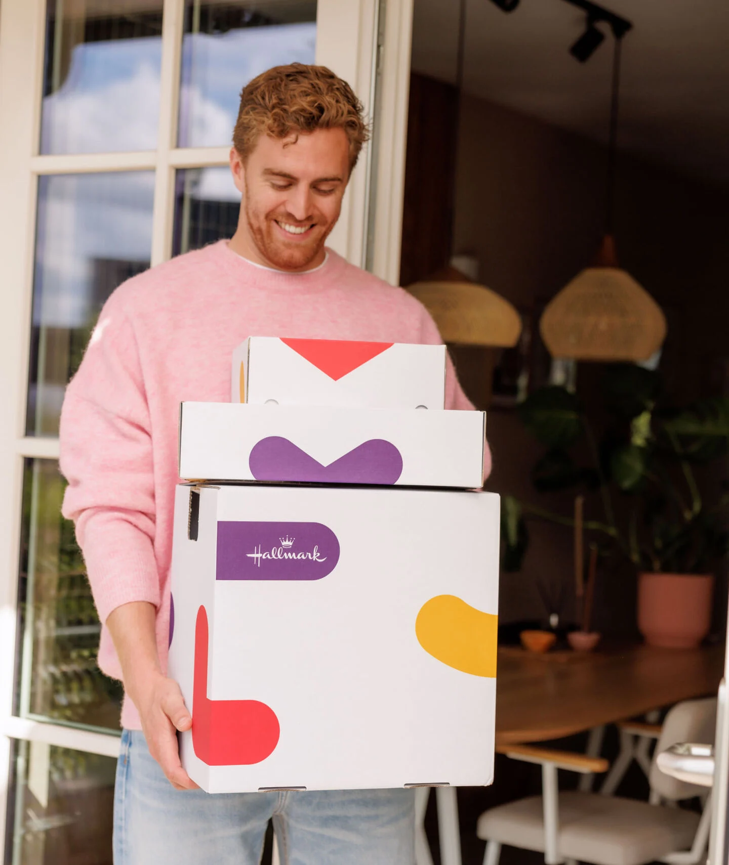 man met hallmark dozen in zijn handen