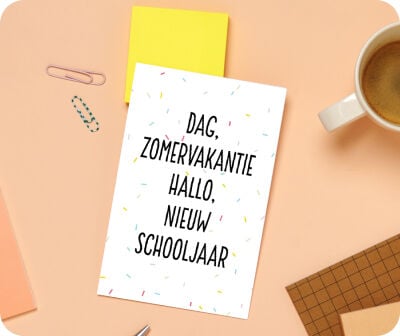 Een kaart met de tekst: dag, zomervakantie hallo, nieuw schooljaar