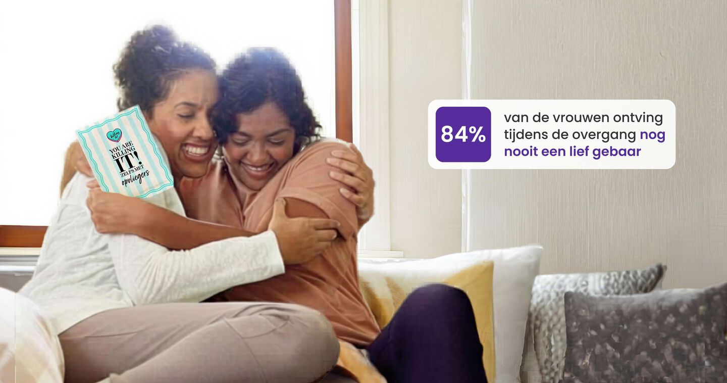 Infopgraphic over de ovegang waarin 2 vrouwen elkaar omhelzen met een lach op hun gezicht en waarbij de ene vrouw een you are killing it zelfs met opvliegers overgang kaart vasthoudt.