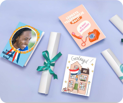 Geslaagdkaarten met opgerolde diploma's met een strikje er omheen