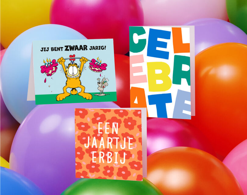 Verjaardagskaarten die bovenop ballonnen staan