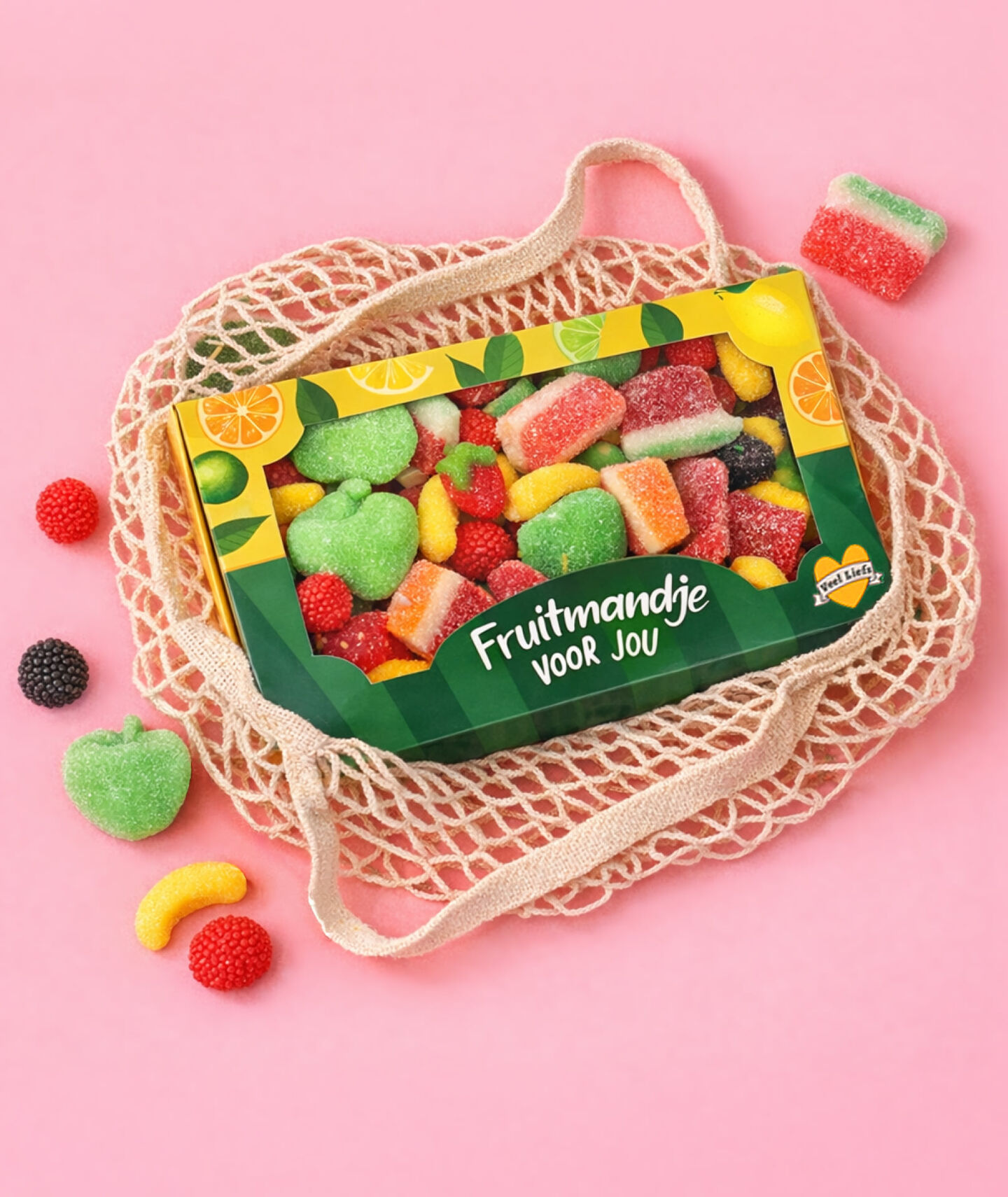 Een visgraat tasje met een daarin een doosje snoepjes met de tekst fruitmandje voor jou