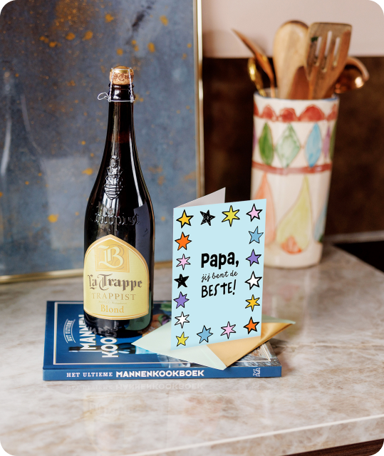 Een fles bier met daarnaast een vaderdagkaart