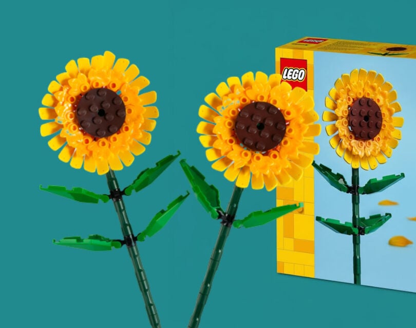 2 LEGO zonneblouwen die uit een LEGO bouwpakket komen.