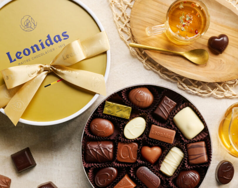Een doos met Leonidas bonbons en thee 