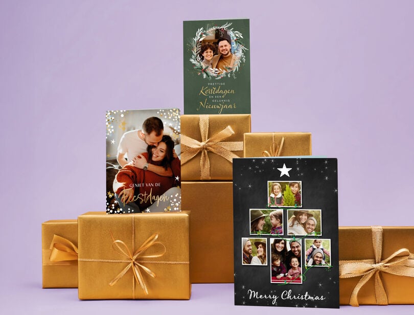 gouden kerstpakjes met daarop staande foto kerstkaarten 