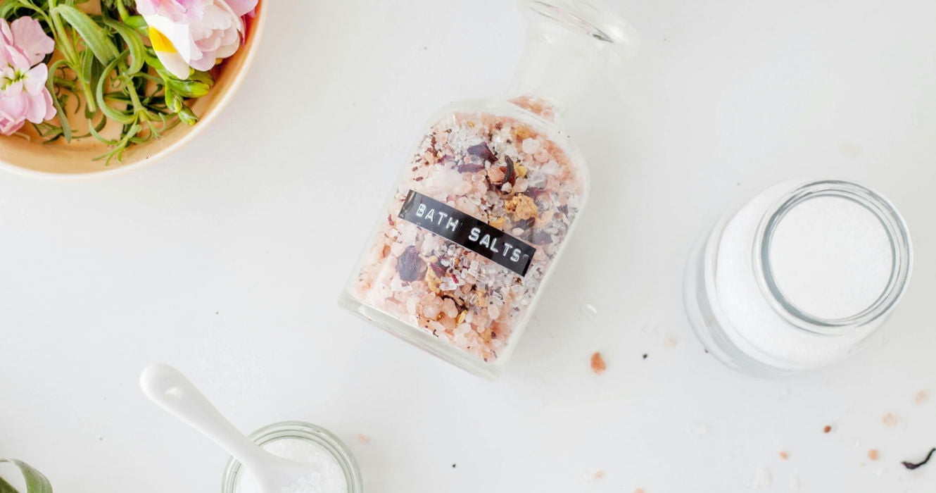 Een tip voor een cadeau op een bruiloft is badzout in een stijlvolle glazen fles
