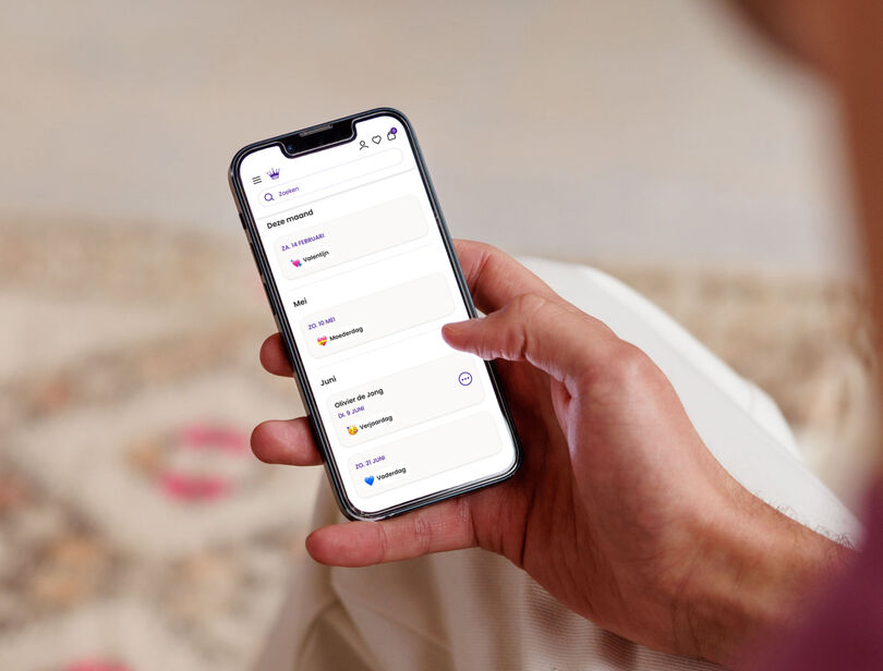 Iemand ziet op zijn smartphone zijn momentenkalender in het account van Hallmark