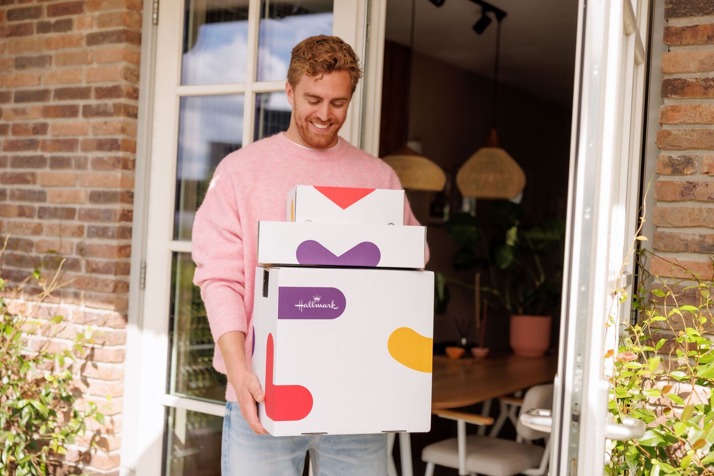 Een man met een stapel pakketjes in zijn handen