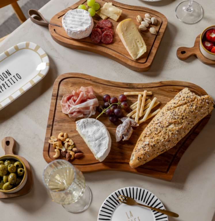 Charcuterie plank met brood, kaas, druiven, brood en versnaperingen