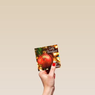 zakelijke kerstkaart met rood met gouden kerstbal