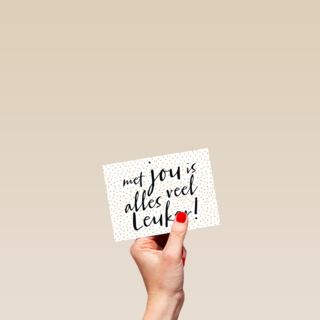 een kaart met de lieve tekst met jou is alles veel leuker