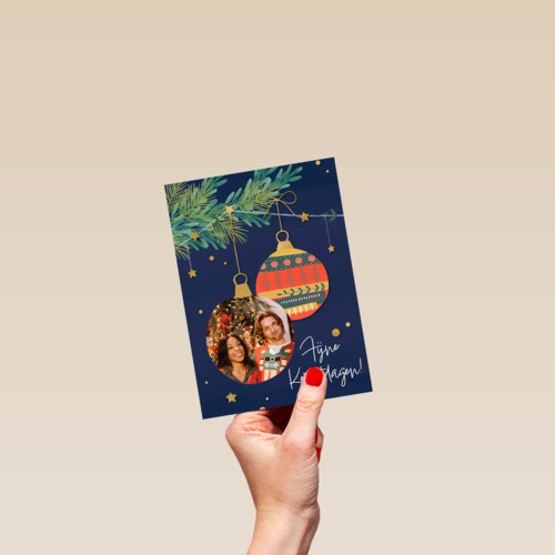 fotokaart voor kerst met kerstballen