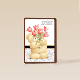 beer met boeket rode tulpen