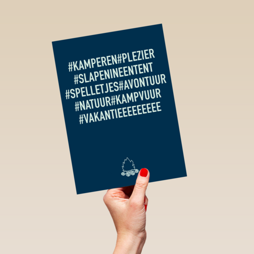 op kamp kaart met hashtag kamperen hashtag plezier