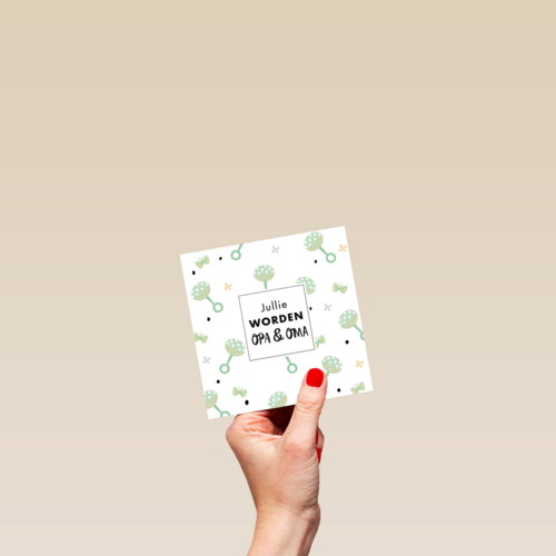 kaart voor opa en oma met groene rammelaar en kleine vlinders