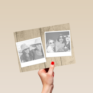 fotokaart liggend hout twee polaroid fotoos