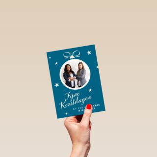 zakelijke kerstkaart met kerstbal met fotokader