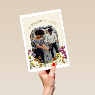 Verjaardagskaart vrouw bloemen en foto