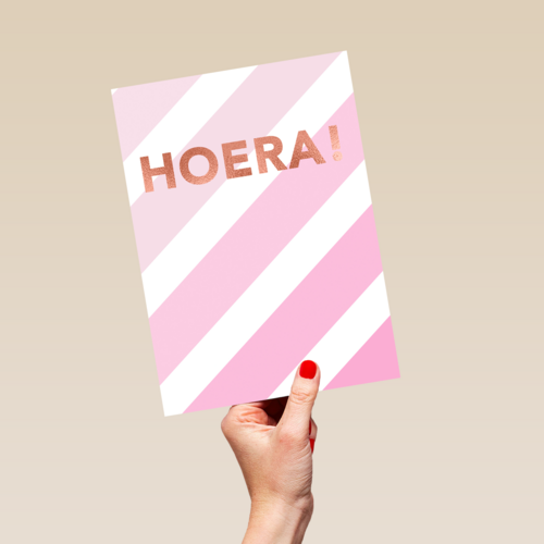 verjaardag kaart stijlvol hoera met roze strepen