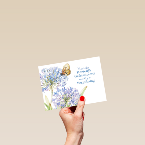 paarse bloemen met vlinder