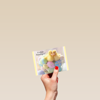kuikens in mand met gekleurde paaseieren