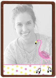 fotokaart staand flamingo op rolschaatsen