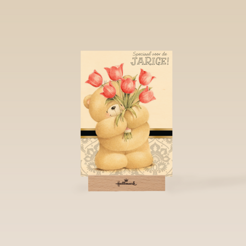beer met boeket rode tulpen