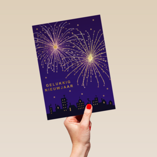 nachtelijke skyline met vuurwerk voor nieuwjaar