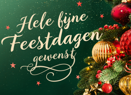 rijk versierde kerstboom met sierlijke tekst