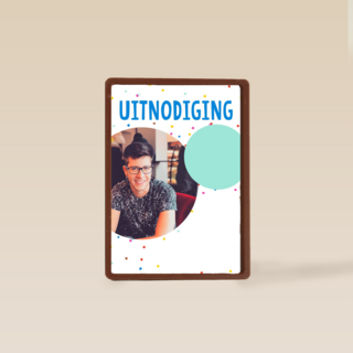 een leuke foto uitnodiging met gekleurde confetti