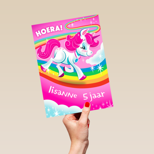 hoera een eenhoorn op een regenboog