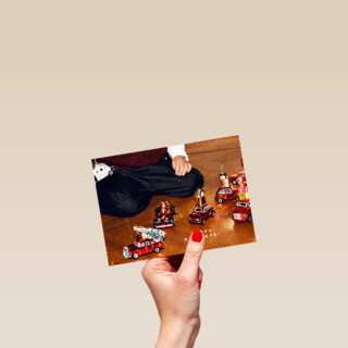Vondels kerstkaart kindje speelt met autootjes