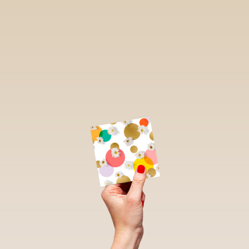 Blanco kaart bloemen en confetti